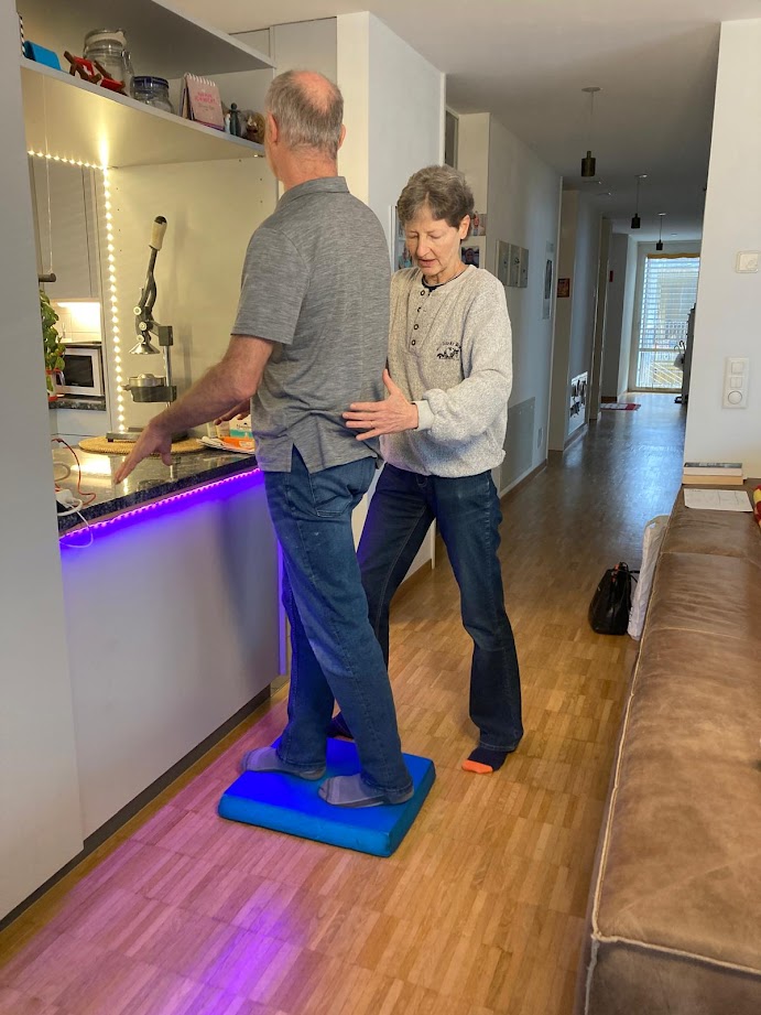Gleichgewichtsübung auf Balance-Brett
