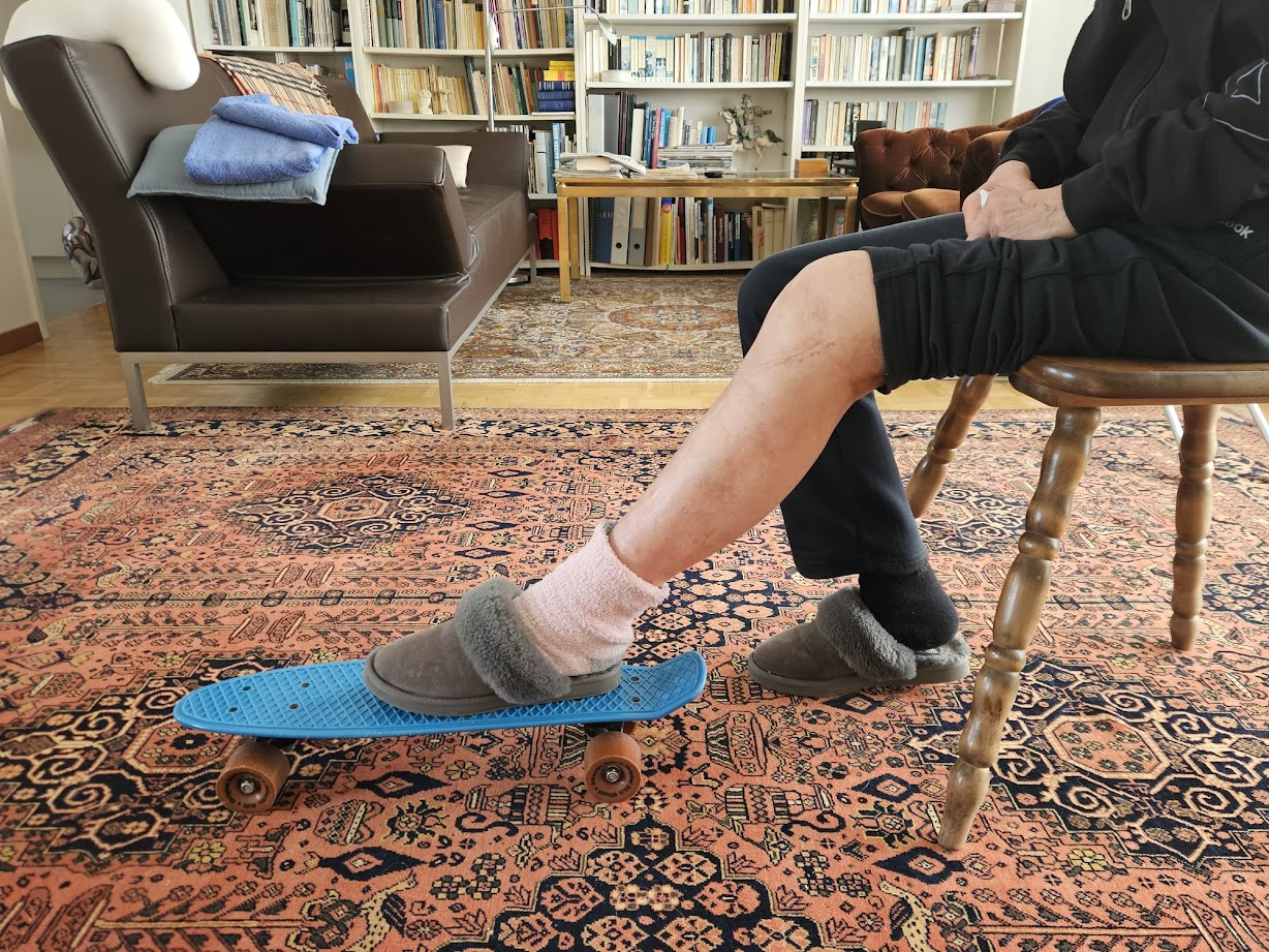 Gleichgewichtsübung auf Skateboard