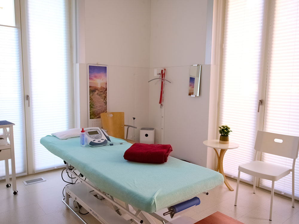 Behandlungsraum mit Ultraschallgerät und Therapieliege